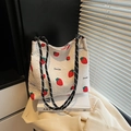 Borsa a secchiello bianca da donna con stampe di fragole rosse e ricamo nero Smile - Nero
