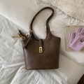 Bolso cubo marrón oscuro con hebilla dorada y decoración de colgante de cuentas retro de colores - Con Colgante / Marrón