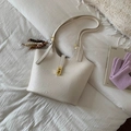 Bolso saco color crema con cierre de giro dorado y detalle de correa con cuentas - Con Colgante / Blanco