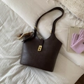 Bolso saco minimalista marrón chocolate en piel PU con cierre de hebilla metálica dorada - Con Colgante / Marrón