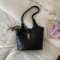 Bolso tipo cubo retro de cuero sintético negro con hebilla dorada y borla - Con Colgante / Negro
