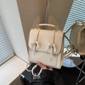 Mochila vintage británica para mujer en cuero PU crema con detalle de lazo y correas dobles - Blanco Roto