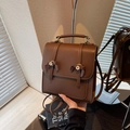 Mochila vintage marrón para mujer en cuero sintético con hebillas florales y asa - café