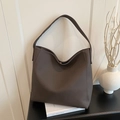Borsa tote minimalista in pelle marrone cioccolato con finitura opaca in stile sobrio - Marrone