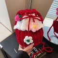 Bolso saco de ganchillo rojo hecho a mano con flores 3D y dije de fresa - Rojo