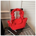 Detalle de bolso tipo cubo de ante rojo con asa plisada y cremallera metálica - Rojo