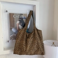 Bolso tote de leopardo con forro interior azul vibrante y asa de hombro espaciosa - Azul