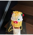 Bolso tipo cubo de ganchillo hecho a mano en amarillo y blanco con dijes de fresa - Amarillo