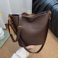 Borsa a secchiello marrone scuro con perline di legno e finiture dorate da modella - Con Ciondolo in Perle di Legno / caffè