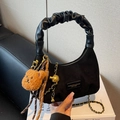 Borsa nera a mezzaluna con manico a pieghe, ciondolo a orsetto e catena dorata - Nero