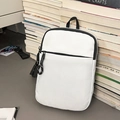 Sac bandoulière minimaliste en nylon blanc avec fermetures éclair noires et livres - Blanc Grand