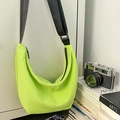 Borsa a tracolla in nylon verde fluorescente a mezza luna con cinturino regolabile - Verde Erba