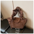 Bolso tipo cubo de ante marrón con asa plisada y acabado mate de estilo vintage - Marrón