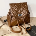Dunkelbrauner Stepprucksack für Damen aus Leder mit Klappe und silbernem Drehverschluss - Gesteppter Rautenrucksack / Braun