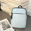 Hellblaue Umhängetasche aus Nylon mit Seitentasche und Reißverschluss im Bücherregal - Hellblau Groß