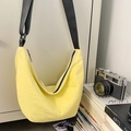 Borsa a tracolla a mezzaluna giallo chiaro leggera con ampia tracolla nera - Giallo chiaro