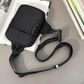 Schwarze sportliche Brusttasche aus Nylon mit verstellbarem Gurt und Reißverschluss - Schwarz Klein