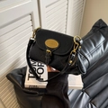 Bolso bandolera retro negro con costuras blancas y detalles metálicos dorados - Negro