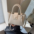 Elegante cremeweiße Beuteltasche aus Leder mit zwei Griffen und Umhängeriemen - Cremeweiß