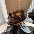 Bolso bandolera vintage marrón de cuero encerado con placa de logo dorada y hebilla - Marrón
