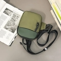 Armeegrüne Crossbody-Brusttasche mit verstellbarem Gurt und Reißverschlussfächern - Armeegrün Klein