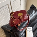 Bolso bandolera retro rojo oscuro en piel encerada con herrajes dorados vintage - Burdeos