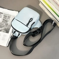 Hellblaue wasserabweisende Nylon-Brusttasche mit verstellbarem schwarzem breitem Gurt - Hellblau Klein