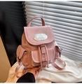 Gros plan du mini sac à dos en cuir rose avec plusieurs poches et boucles métalliques - Rose