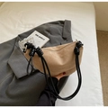 Détail du sac demi-lune en daim beige avec bandoulière décorative en corde noire nouée - Khaki