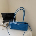 Blaue Schultertasche aus Wildleder mit karierter Schleife und seitlichem Kordelzug - Blau Ohne Anhänger