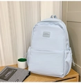 Nahaufnahme hellblauer wasserfester Rucksack mit Leder-Logo auf einer Holzoberfläche - Blau