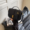 Borsa a sella nera in pelle martellata con chiusura dorata e tracolla regolabile - Nero