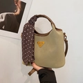Sac seau vert haricot décontracté avec passepoil marron et écharpe à pois décorative - Vert