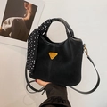 Sac seau noir en cuir mat avec logo triangulaire doré et foulard à pois décoratif - Noir