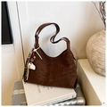 Dettaglio di una borsa hobo in pelle scamosciata marrone con ciondolo a tazza di caffè - Con Ciondolo / Marrone
