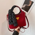 Sac seau rouge rétro pour femme avec logo doré et détail de foulard en soie à pois noir - Rouge