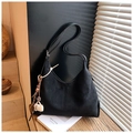 Dettaglio della borsa hobo in nabuk nero con ciondolo a tazza di caffè e perline - Con Ciondolo / Nero