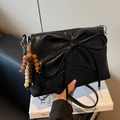Sac bandoulière noir avec nœud papillon, breloque en perles et chaîne argentée - Noir