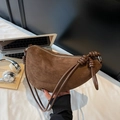 Borsa a mezzaluna marrone effetto scamosciato con nodi decorativi sulla tracolla - caffè