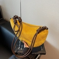 Borsa a mezzaluna in pelle scamosciata gialla con tracolle in corda marrone - Giallo