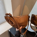 Borsa a mezzaluna in camoscio marrone con manico in corda annodata e zip in argento - Marrone