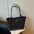 Bolso tote negro grande con monograma de ciervo, detalle dorado y asas largas al hombro - Negro
