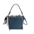 Dunkelblaue geflochtene Beuteltasche mit Kordelzug und dekorativem Perlenanhänger - Islandblau
