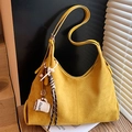 Borsa Hobo scamosciata giallo senape con tracolla larga e ciondolo tazza di caffè - Con Ciondolo / Giallo