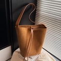 Bolso saco de ante marrón con cordón minimalista y correa larga de hombro para mujer - Marrón