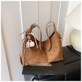 Grand sac hobo en daim marron avec pendentif décoratif en forme de café - Avec Pendentif / Marron