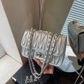Silberne Falten-Umhängetasche aus Kunstleder mit Kettenriemen und Strass-Drehverschluss - Silber