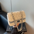 Elegante cremefarbene Stepptasche mit Strass-Schnalle und V-förmigen Falten Design - Beige