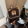 Zaino vintage in pelle marrone con bordo in pizzo e simpatica toppa a orsetto - caffè