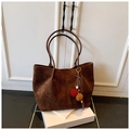 Dettaglio della borsa tote in pelle scamosciata marrone scuro con ciondoli di peluche - Con Ciondolo / caffè